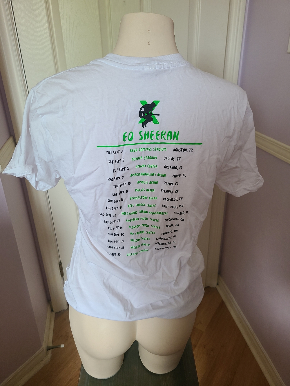 Ed Sheeran White Short-Sleeve Graphic Tee with Green & Black Guitar Motif - Picture 4 of 4